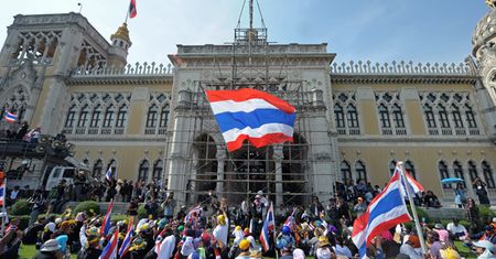 Premier Tajlandii opuściła Bangkok. Armia nie chce ingerować w kryzys