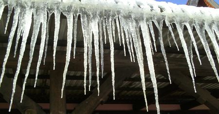 Uwaga na lodowe sople i śnieg na dachach