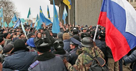 "Krym to Ukraina", "Krym to Rosja" - pikieta przed parlamentem na Krymie