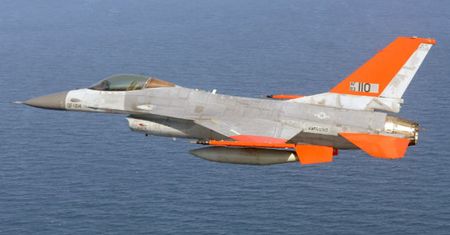 Pierwszy w historii bezzałogowy lot myśliwca F-16. Wzbił się w powietrze z pustym kokpitem