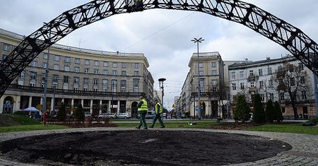 Warszawiacy wpinają kwiaty w "Tęczę" na pl. Zbawiciela