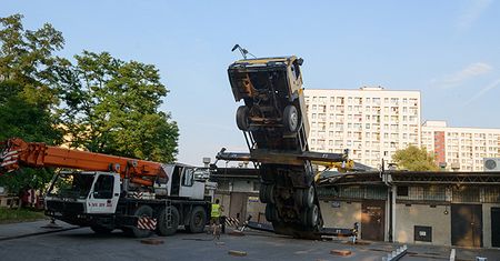 Dźwig runął na pawilon handlowy w Poznaniu