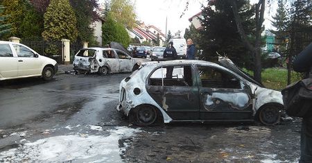 Nocny pożar w Pruszczu Gdańskim. Płonęło siedem samochodów