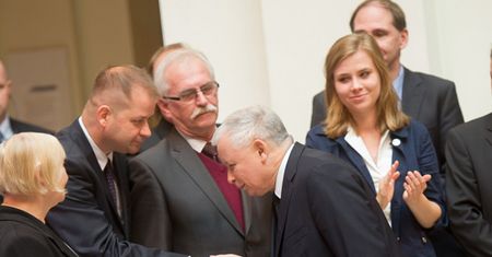 Wpadka Jarosława Kaczyńskiego na konwencji PiS w Warszawie. Chciał pocałować kandydata w dłoń