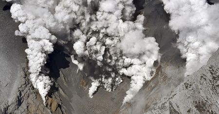 Erupcja wulkanu Ontake w Japonii. Są ranni, wstrzymano ruch lotniczy