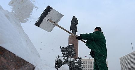 W Moskwie spadło 50 cm śniegu - paraliż na drogach, lotniska działają
