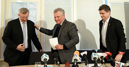 "Aleksander Kwaśniewski pali świeczkę Bogu a diabłu ogarek"