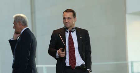 Sikorski: Europa powinna być supermocarstwem militarnym