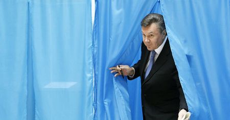 Ołeksandr Turczynow: Wiktor Janukowycz próbował zbiec do Rosji, jest w Doniecku
