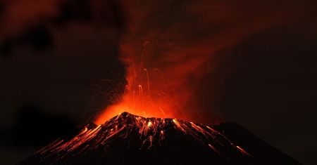Amerykańskie linie lotnicze odwołały loty do Meksyku. Boją się wulkanu Popocatepetl