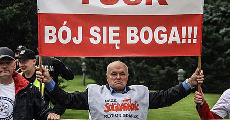 Manifestacja oświatowej "Solidarności" przed gmachem MEN
