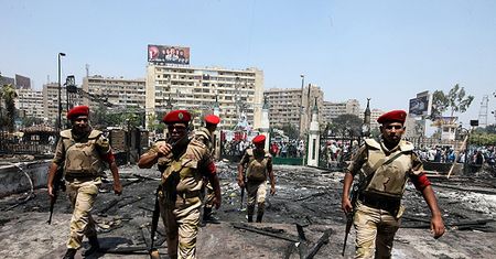 Kair zamknął granicę ze Strefą Gazy, Hamas o "masakrze w Egipcie"