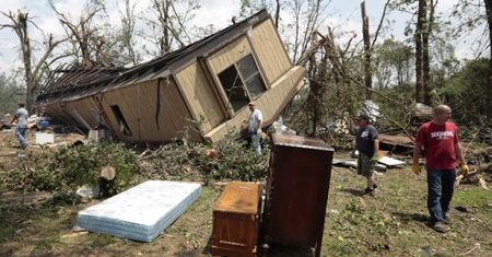 Prawie 100 ofiar śmiertelnych potężnego tornada w USA