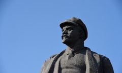 Pomnik Lenina w Nowosybirsku pomalowany w barwy Ukrainy