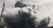 Erupcja wulkanu Aso. Potężny słup dymu unosi się nad japońską wyspą