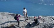 Dziecko raczkowało przy krawędzi klifu. Rodzice robili zdjęcia