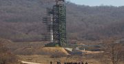 Korea Płn.: na płycie wyrzutni zainstalowano pierwszy stopień rakiety
