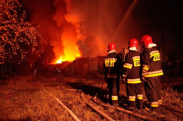 Płonie hala z odpadami - trzy osoby ranne