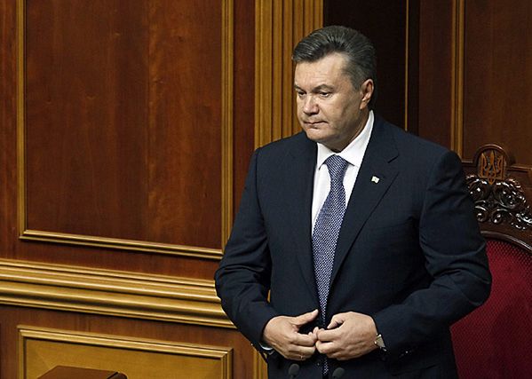 Parlament odsunął Janukowycza od władzy