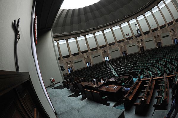 Ten projekt PiS "zamknie dyskusję nad krzyżem w sejmie"