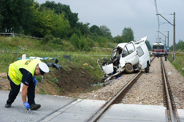 Biegły: bus, który wjechał pod pociąg w Bratoszewicach, był sprawny technicznie