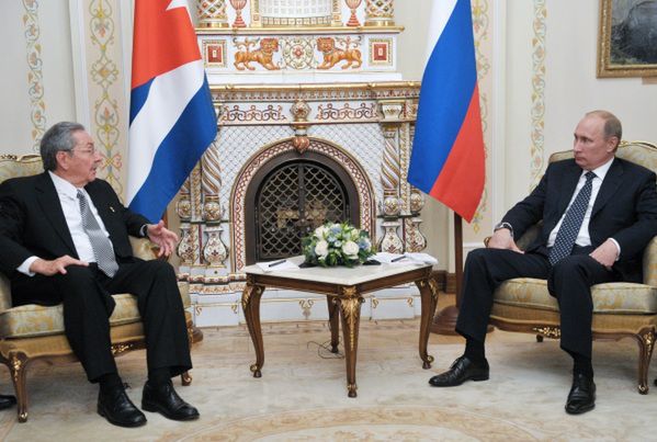 Castro odwiedza "starych przyjaciół" w Moskwie