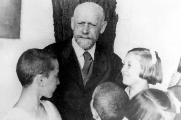 Janusz Korczak: śmierć nie jest trudna, znacznie trudniejsze jest życie