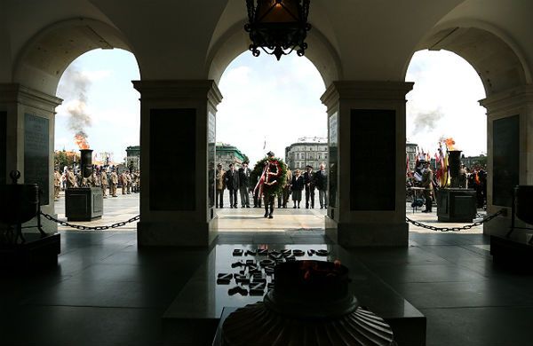 Rocznica Powstania Warszawskiego - wieńce przed Grobem Nieznanego Żołnierza