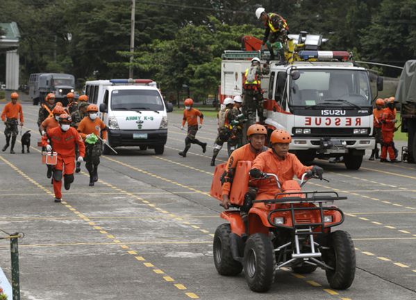 Potężne trzęsienie ziemi na Filipinach - uszkodzone drogi i mosty