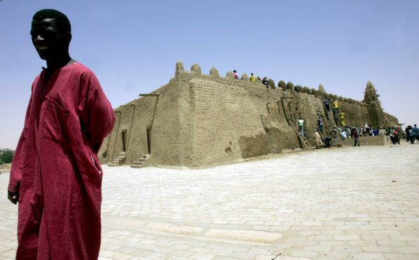 Francja i UNESCO potępiają talibów za wandalizm w Timbuktu