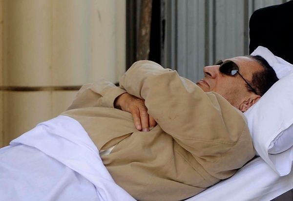 Mubarak czuje się coraz gorzej, podłączano go do respiratora