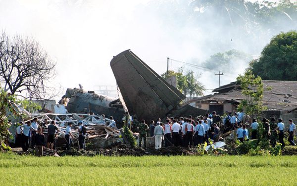 Wojskowy samolot spadł na domy mieszkalne w Indonezji