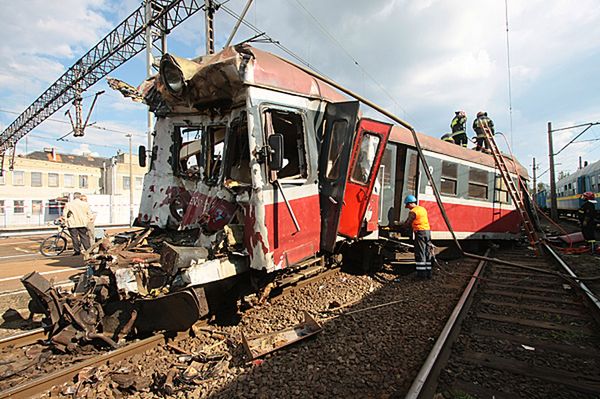 Wszczęto śledztwo ws. katastrofy kolejowej w Ostrowie Wlkp.