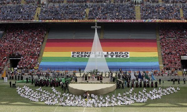 Na stadionie San Siro papieża powitano jako "trenera drużyny Kościoła"