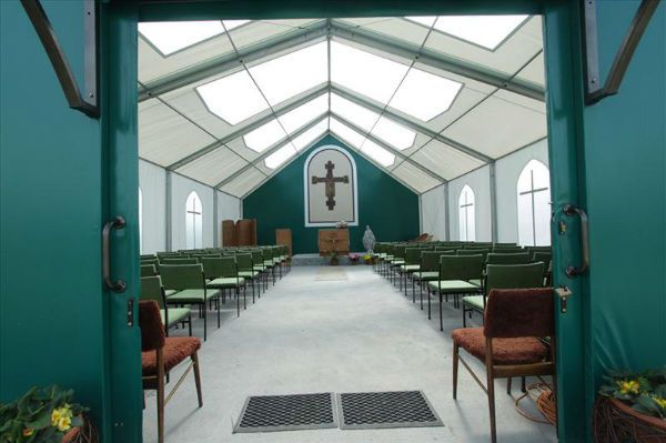 Chcą rozebrać namiotowy kościół w Czarnej Łące