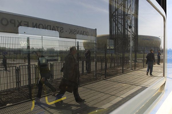 Nie tak było na slajdach. Kibice utkną w pociągach