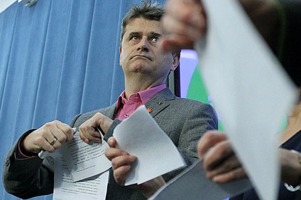 Palikot podarł ustawę: skandalicznie nieudana, do kosza