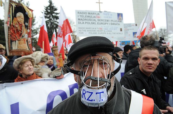 "Ojcze dyrektorze, nie jesteś sam" - w obronie telewizji