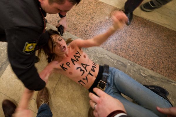 Łzy Putina, nagie piersi i protesty - to były wybory