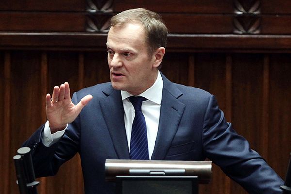 Donald Tusk i Leszek Miller kłócą się o śpiewanie "Murów"