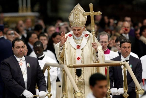 Papież Benedykt XVI przewodniczył nabożeństwu Męki Pańskiej