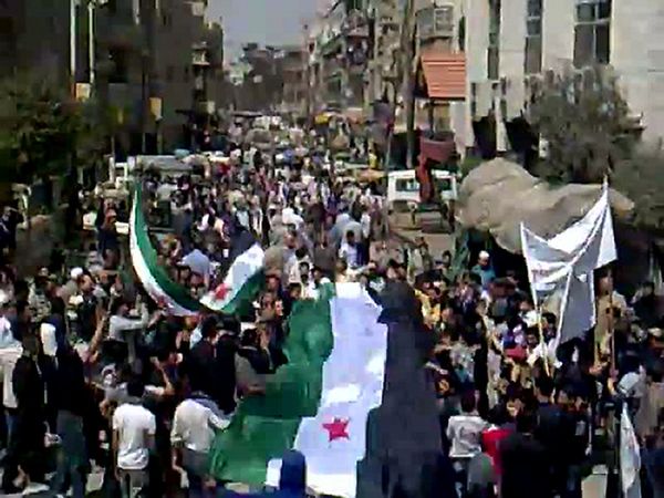 Dziesiątki tysięcy ludzi demonstrują przeciwko Asadowi