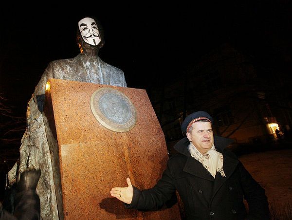 Palikot założy maskę Chrystusowi? "W zamian świński ryj"