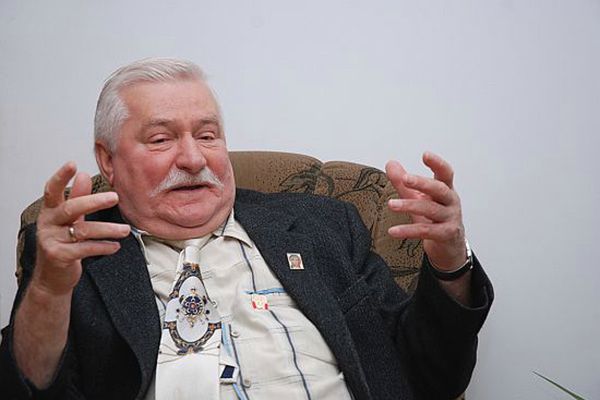 Ambasada RP w Londynie ubolewa, że Lech Wałęsa musiał się poddać kontroli na lotnisku