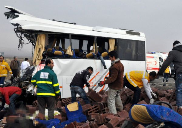 Ciężarówka zderzyła się z autokarem, zginęły 24 osoby