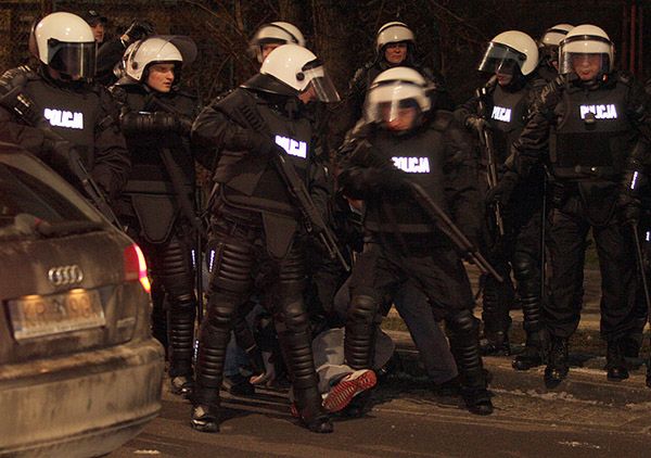 Kielce: 24 osoby zatrzymane, policjant w szpitalu