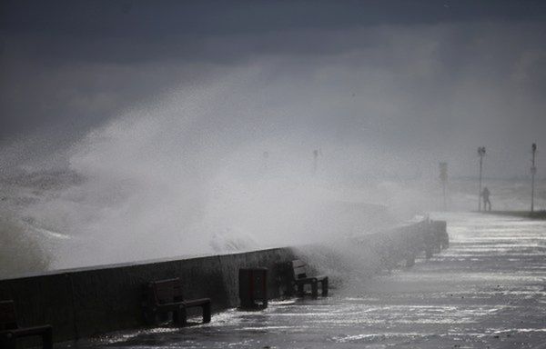 Wichury nad Polską nie słabną. Ponad 100 tys. osób bez prądu