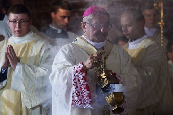 Apel abp Głódzia do Radia Maryja i Telewizji Trwam ws. ograniczenia handlu w niedziele