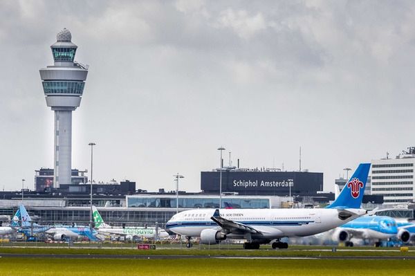 Amsterdam: ewakuacja lotniska