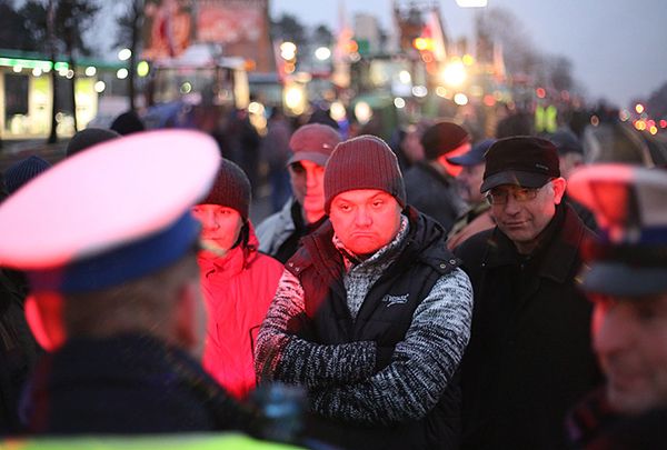 Kolumna ciągników pod Warszawą. Rolnicy: zostajemy!